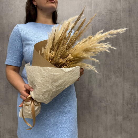 Букет из сухоцветов с кортадерией и пшеницей