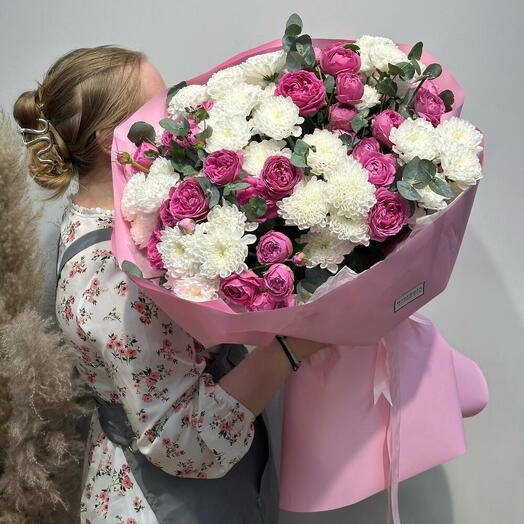 Элит букет из кустовых малиновых роз, кустовой хризантемы и ароматного эвкалипта