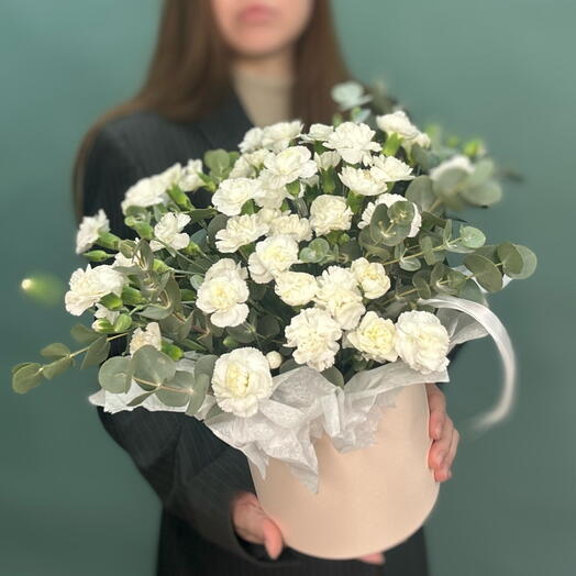 Белые диантусы в коробке