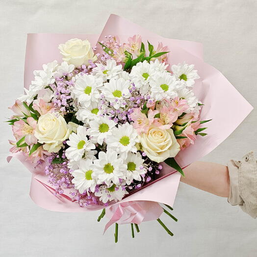 Ромашки с альстромериями и белыми розами