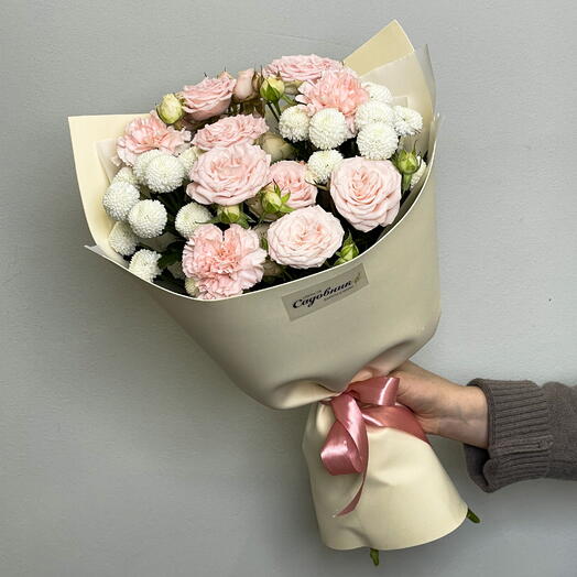Delicado ramo de rosas arbustivas, crisantemos y claveles