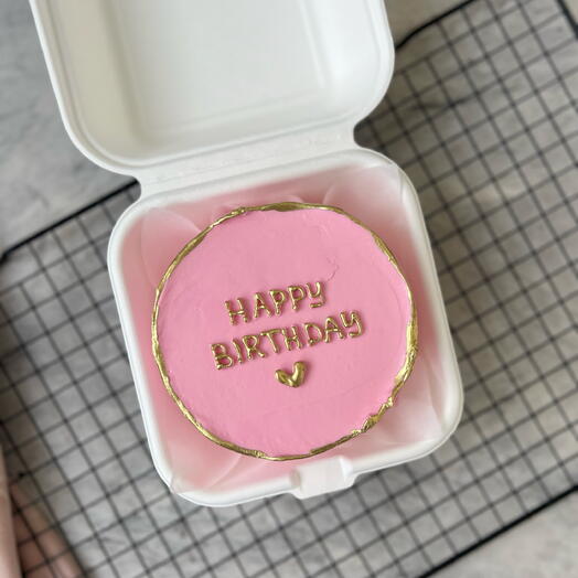 Розовый бенто торт девушке с золотой надписью + подарок от Vivienne Sabo — румяна MACARON