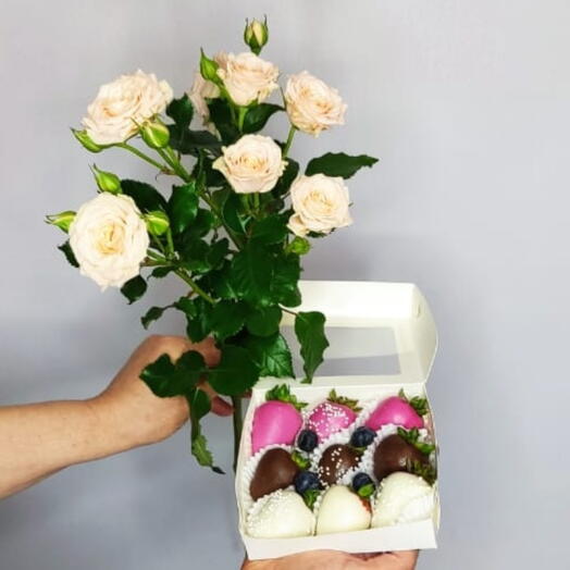 Букет роза кустовая , клубника в шоколаде, номер 12