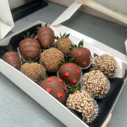 Клубника в молочном шоколаде с декором