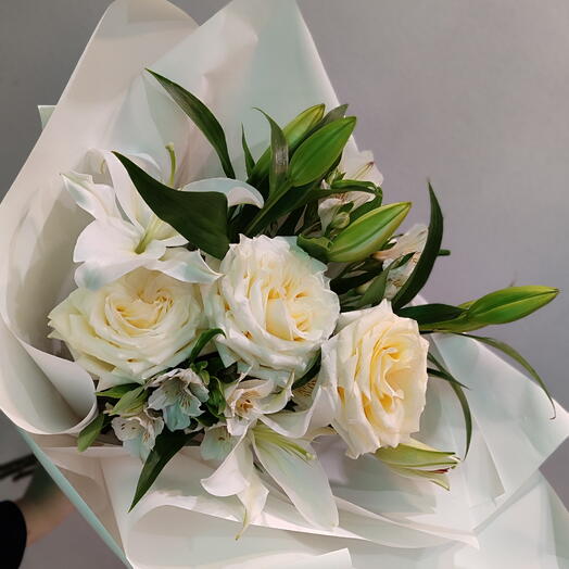 Букет с Лилией, Пионовидными Розами и Альстромерией