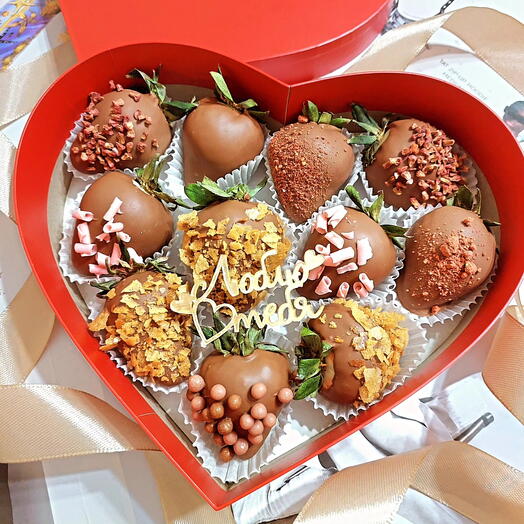 Клубника в бельгийском шоколаде с топпером Я ТЕБЯ ЛЮБЛЮ 🎁 в коробке- сердце размера S