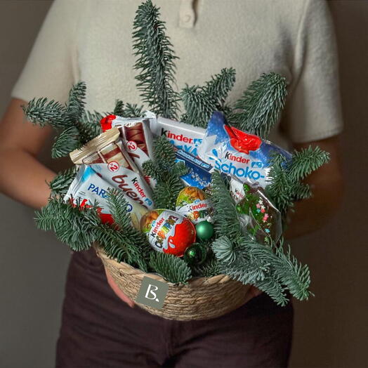 Подарочная корзина со сладостями️