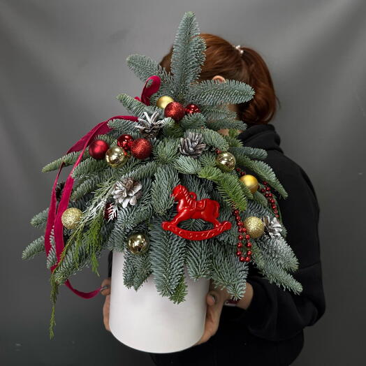 Живая елка год лошади 🌲 в красно-золотых оттенках