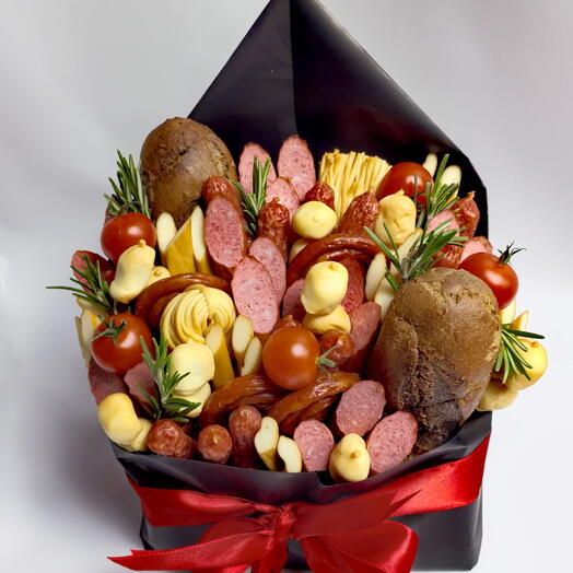 Мужская композиция из колбасных и сырных закусок с багетос