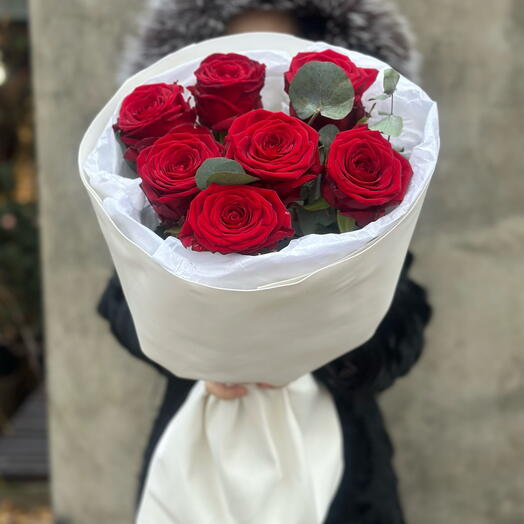 7 алых роз