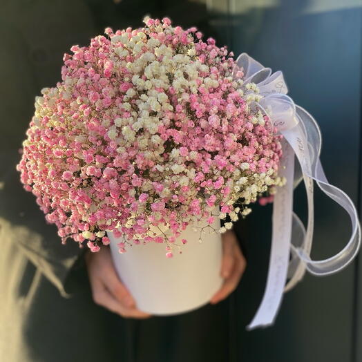 Розовые и белые гипсофилы в шляпной коробке с декоративными лентами 🎀