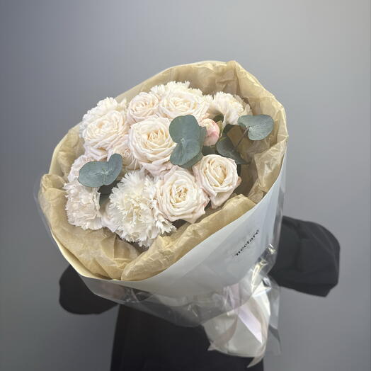 Авторский букет Нежный Зефир с кустовой розой и диантусами🤍