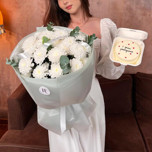 Комбо букет из хризантем и бенто торт