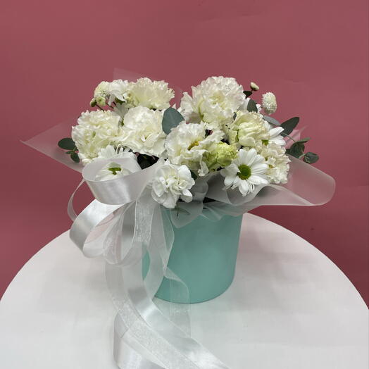 Бокс с диантусами, хризантемой и эустомой