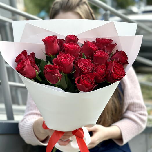 Букет из красных розочек