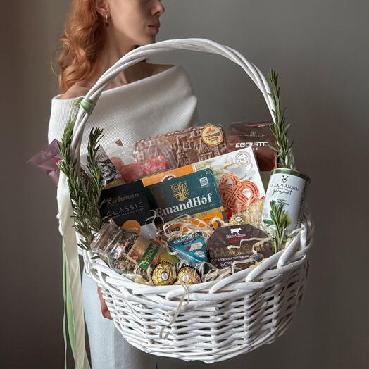 Подарочный набор в корзине с пряником, чаем, кофе, колбасами и сырами. Veresk 740