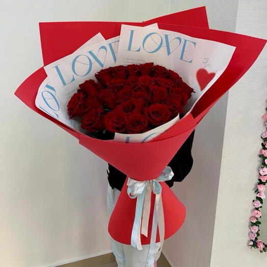 Гигант из красных роз love