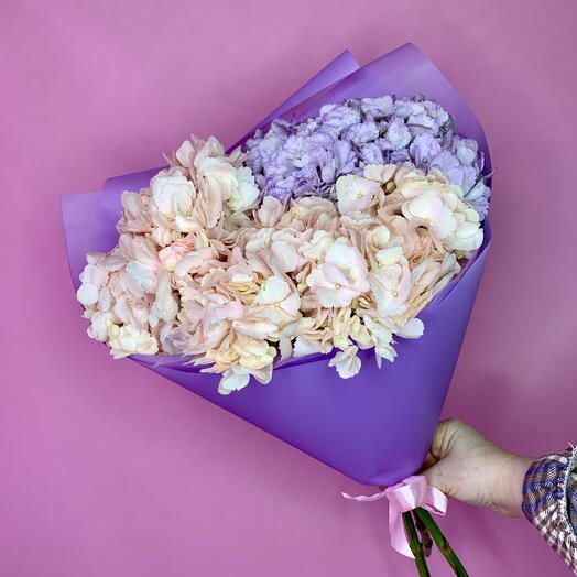 Розовые и лавандовая гортензии