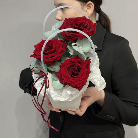 Комплимент  три красные розы в сумке