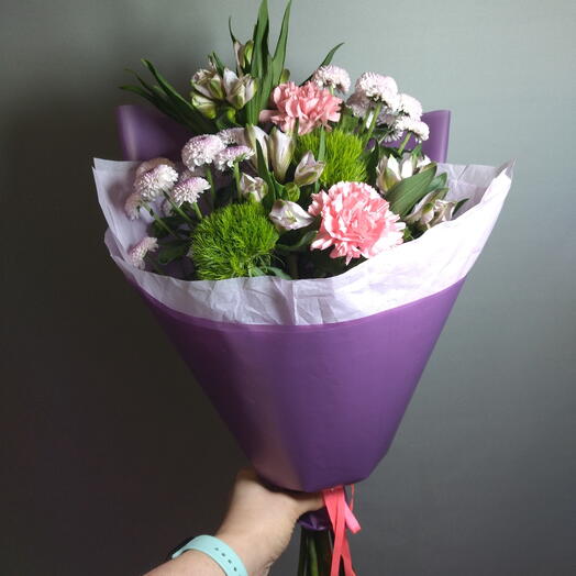 Яркий букет из альстромерии и хризантемы