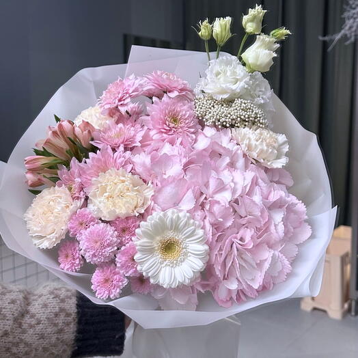 Смешанный букет с розовой гортензией