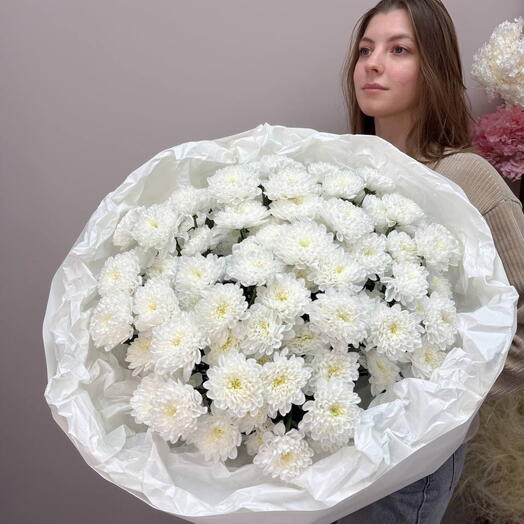 Воздушный букет из кустовой хризантемы