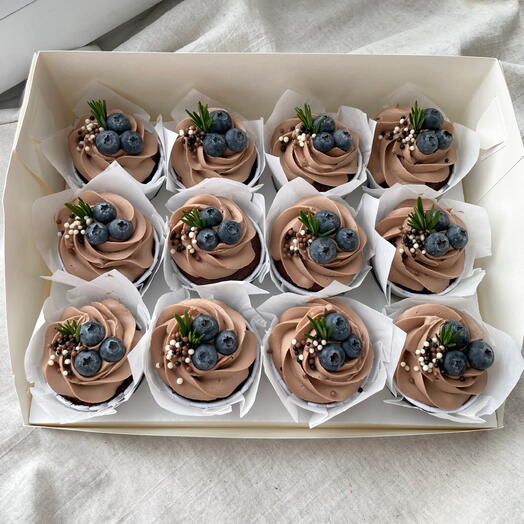 Большая коробка капкейков с шоколадным крем-чизом