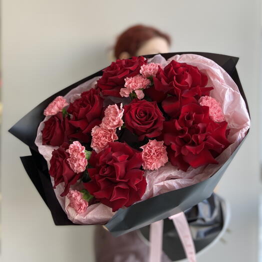 WOW-букет из алых роз и диантусов🌹
