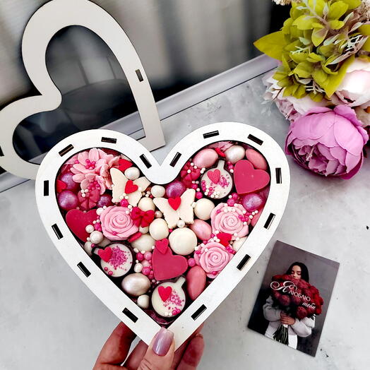 Подарок к 8 марта с шоколадными розами и бабочками