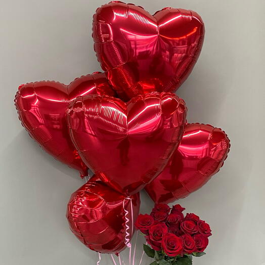 Букет красных роз и фантан шаров ♥️
