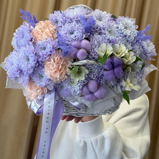 Кустовая хризантема,диантус и альстромерия в корзине 💜