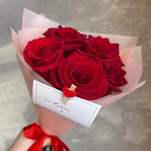 Букет «люблю» с красными розами