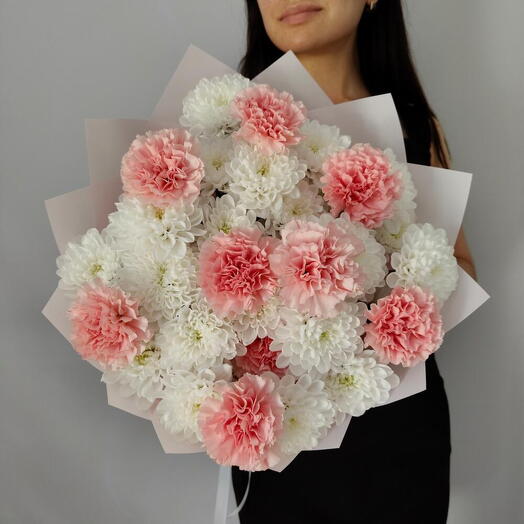 Букет из белых кустовых хризантем и нежно-розовых гвоздик