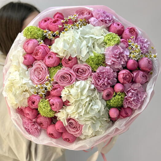 Авторский букет с вибурнумом, гортензиями и пионовидными розами