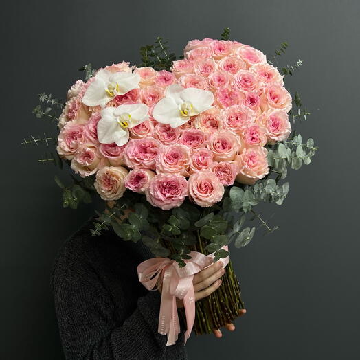 Композиция «Сердце» 51 роза «Мандала» Орхидея фаленопсис