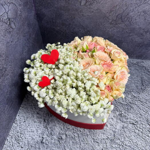 Композиция сердце на 14 февраля из роз и гипсофилы I Love You