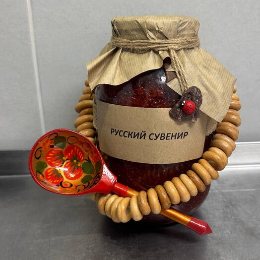 Русский сувенир с красной икрой горбуши
