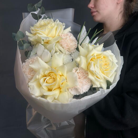 Розы пионовидные , ирис, диантус , хризантема