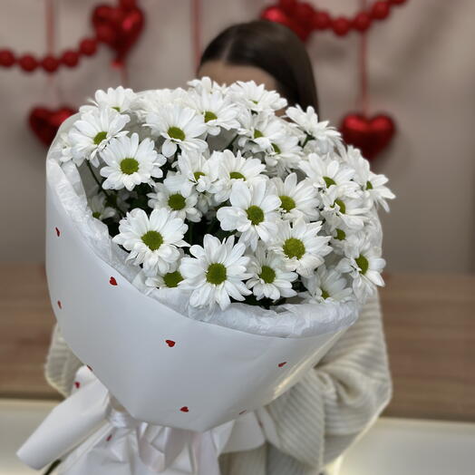Букет из 5 кустовых ромашковых хризантем в упаковке с сердечками для любимой