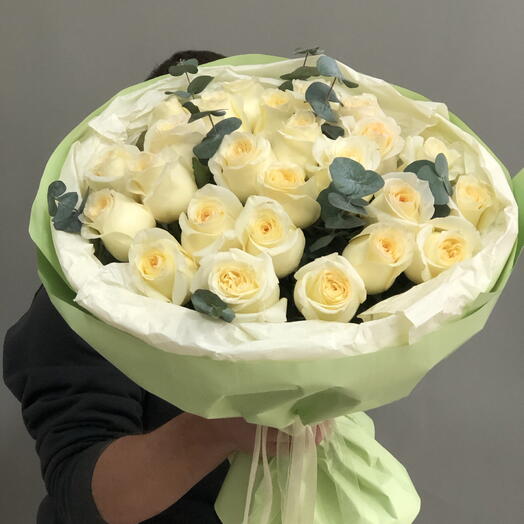 💛 25 кремовых пионовидных роз и эвкалипт