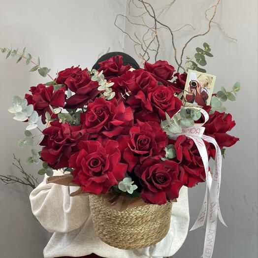 Большая корзина из 15 роз