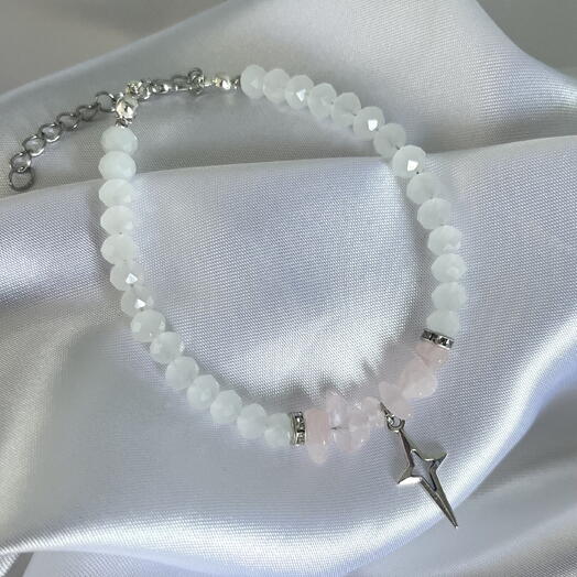 Браслет из хрусталя и розового кварца с подвеской