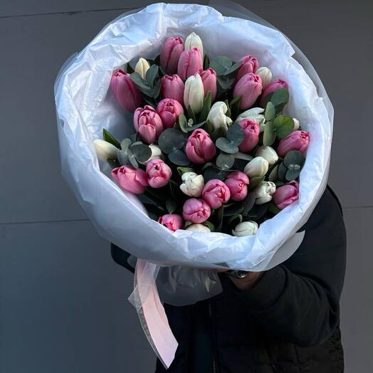 Букет из бело-розовых тюльпанов