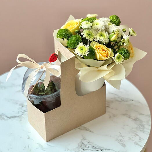 Стакан с клубникой в шоколаде и хризантемой с розами