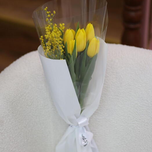 Күн шуағы түсетін гүл шоғы