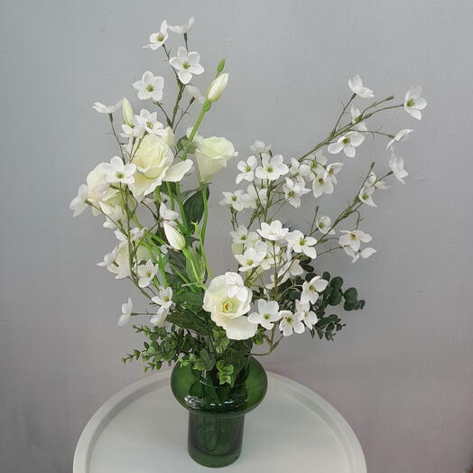 Композиция из искусственных цветов