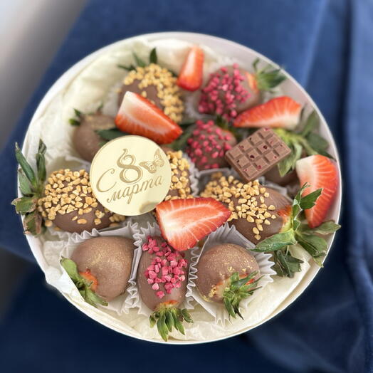 Подарочный набор клубники (10-12 ягод)