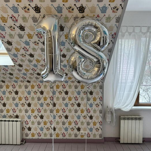 Цифры 18 серебро