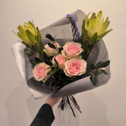 Авторский букет Изюминка с розами ветками фейхоа и леукодендроном