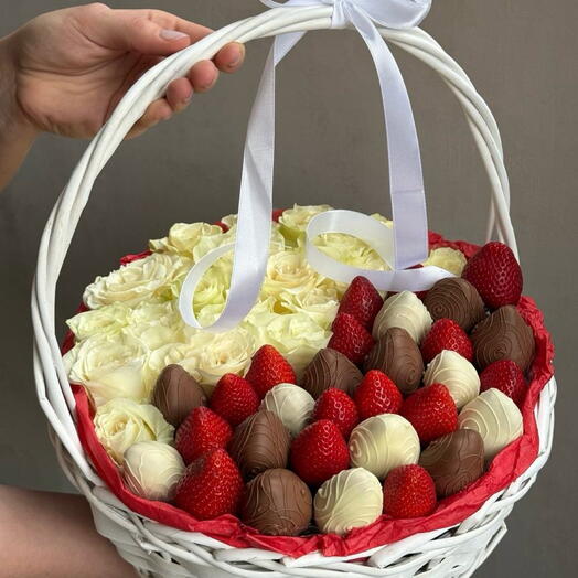 Корзина с цветами и клубникой в шоколаде